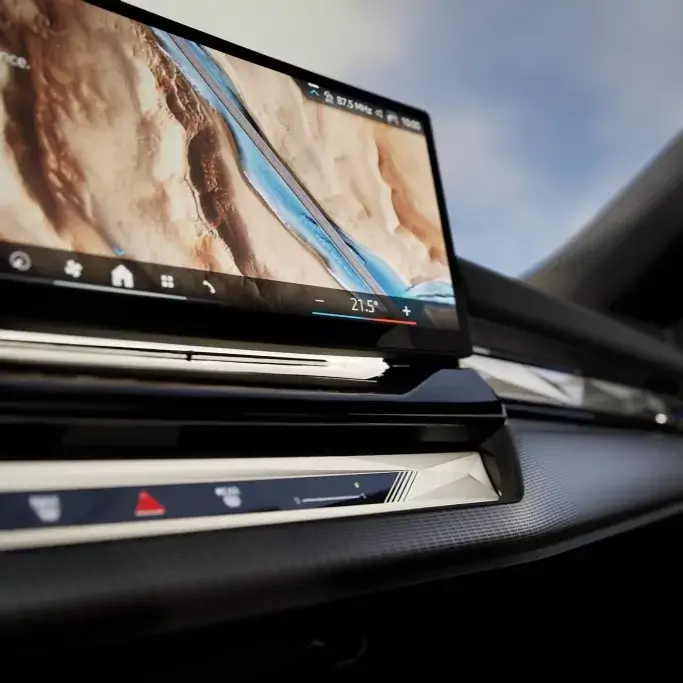 Plan rapproché sur la signature lumineuse BMW i5