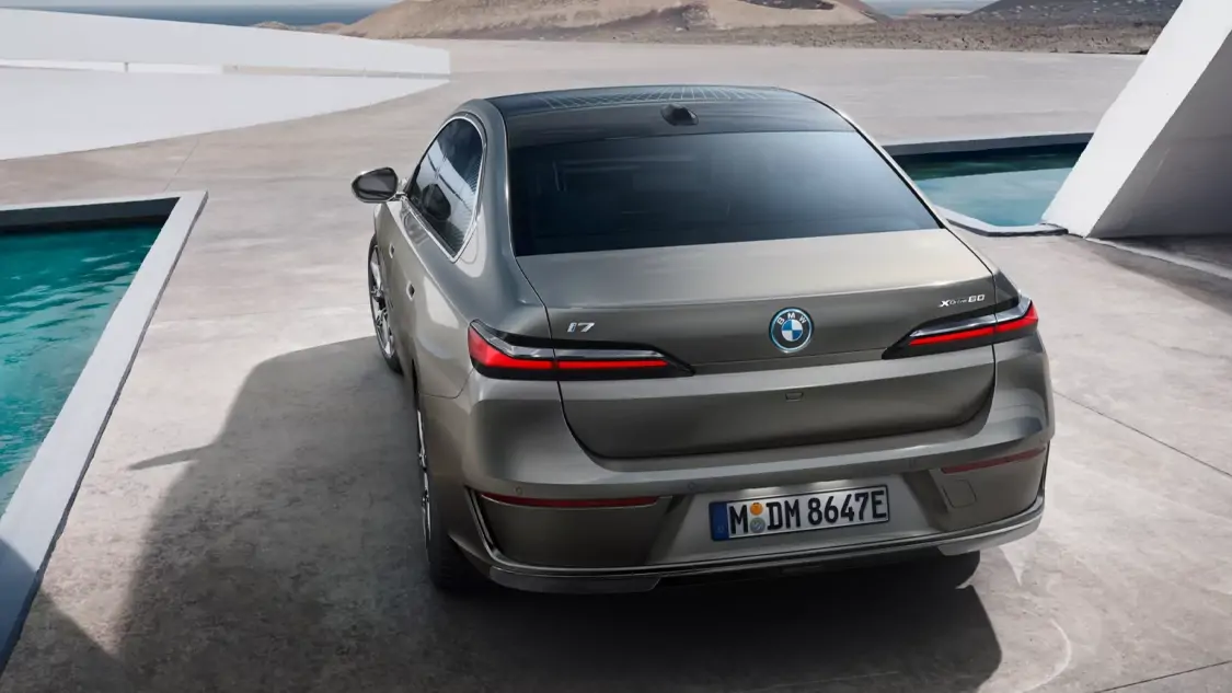 Intérieur luxueux de la BMW i7 avec écran panoramique