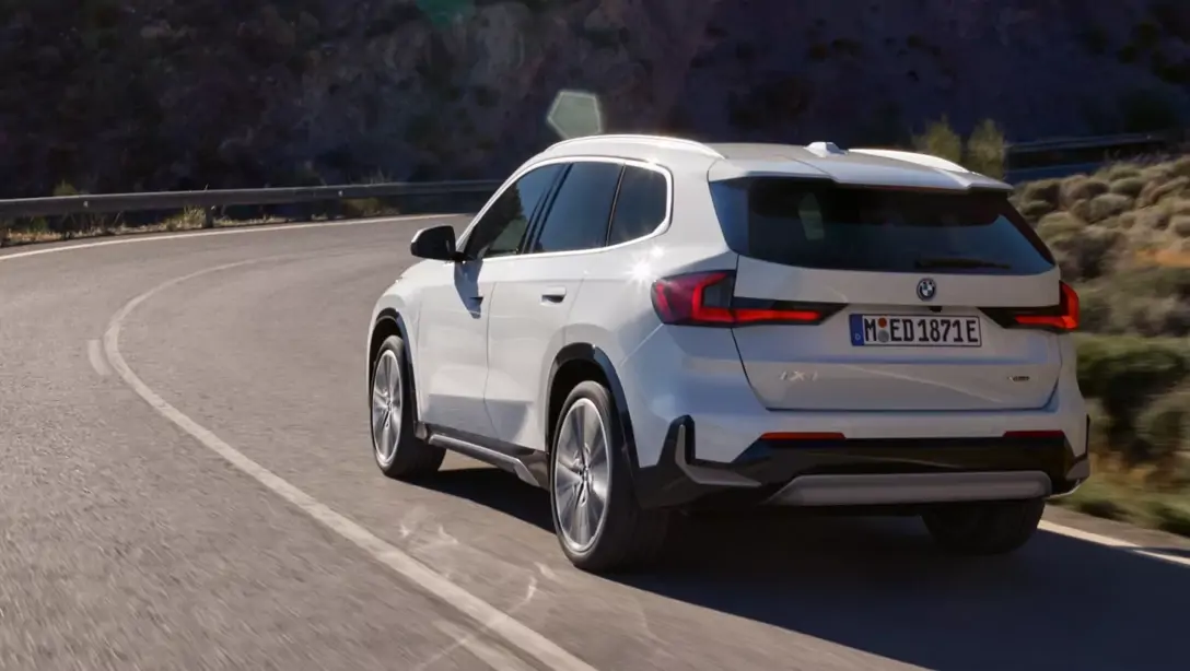 Tableau de bord numérique du BMW iX1 avec éclairage d’ambiance