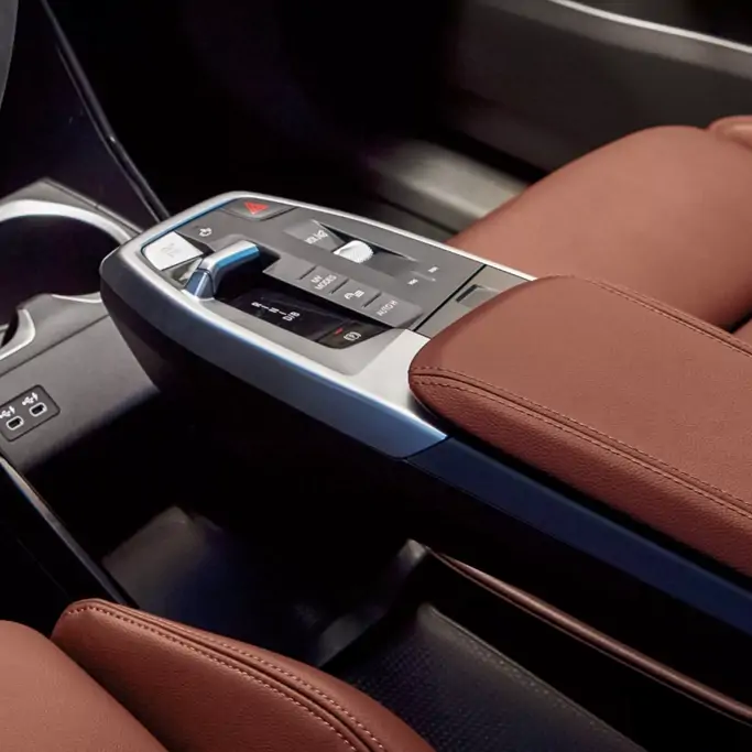 BMW iX1 en recharge sur borne rapide