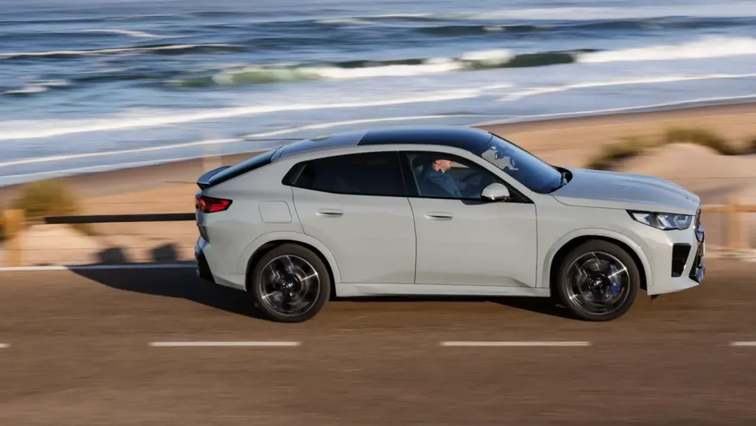 Habitacle du BMW iX2 avec écran incurvé et finitions haut de gamme