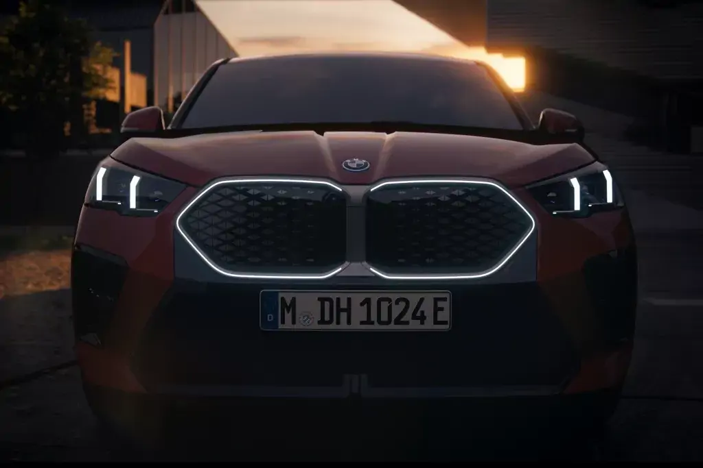 Vue avant du BMW iX2 en extérieur, mettant en valeur sa calandre distinctive