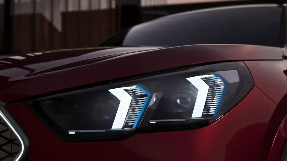 Profil latéral du BMW iX2 soulignant sa silhouette de SUV coupé