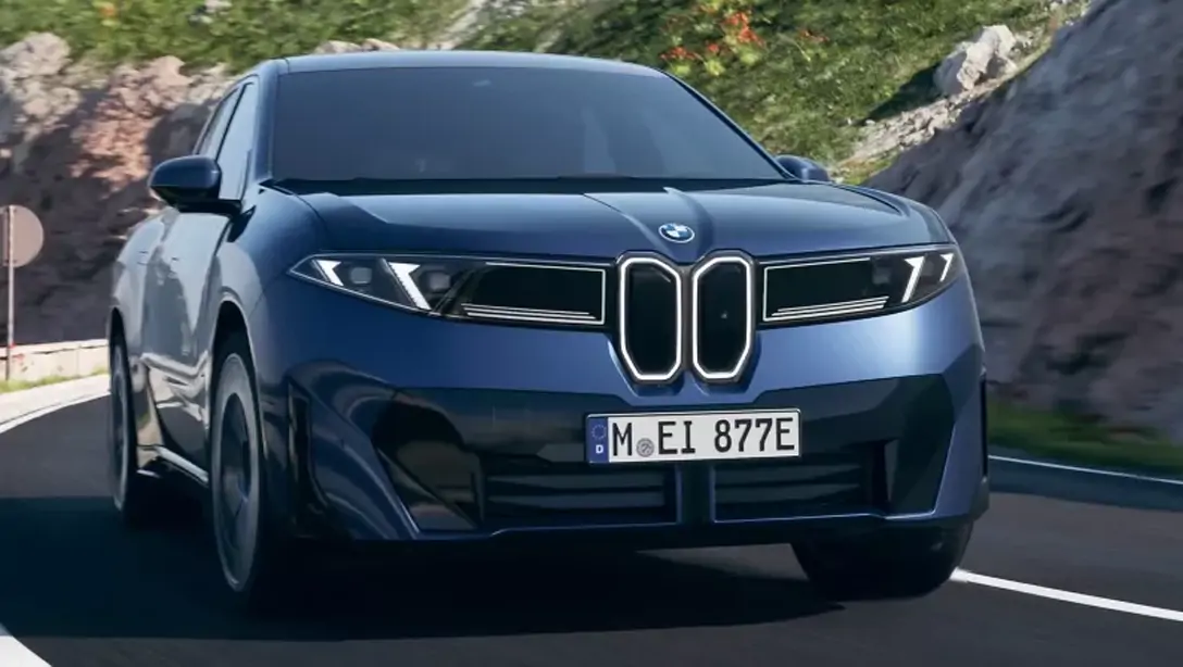 Tableau de bord moderne du BMW iX3 avec écran tactile