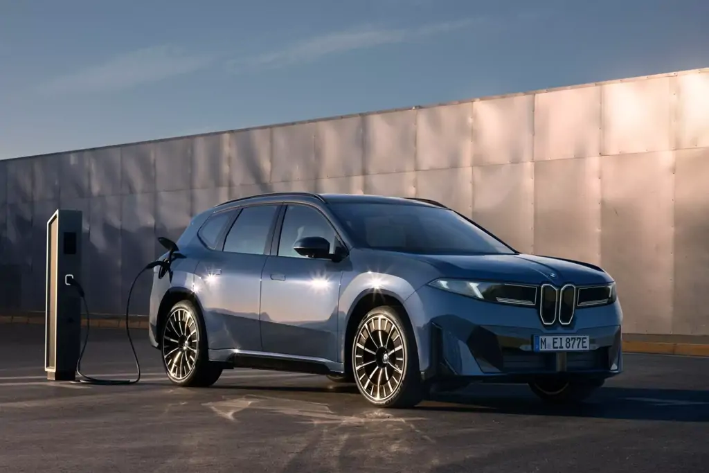 Vue avant du BMW iX3 électrique sur route