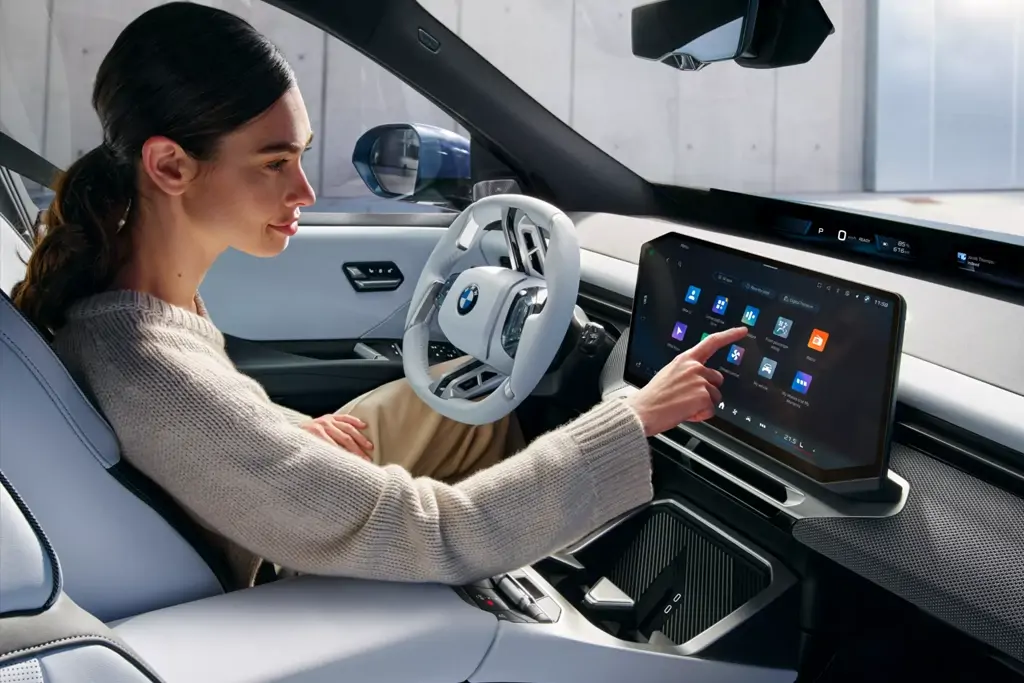 BMW iX3 profilé en conduite urbaine