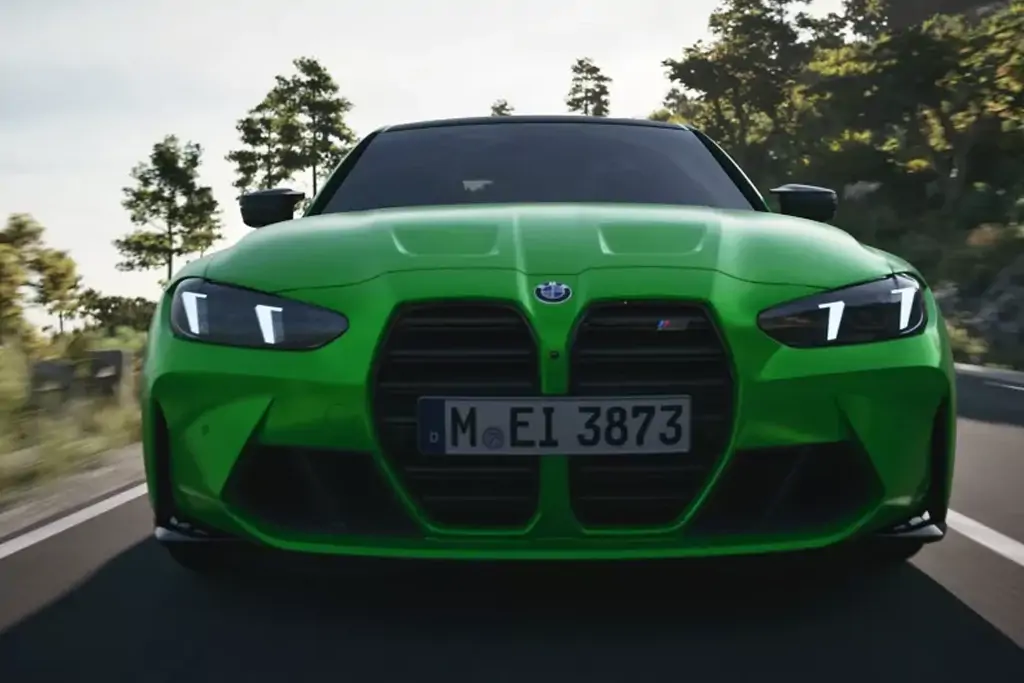 BMW M3 sur circuit, vue de trois-quarts avant, illustrant la sportivité du modèle