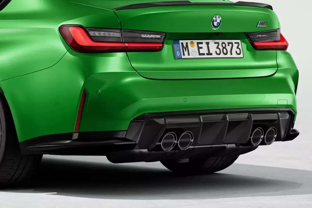 Vue arrière de la BMW M3 mettant en avant les feux LED et la double sortie d’échappement