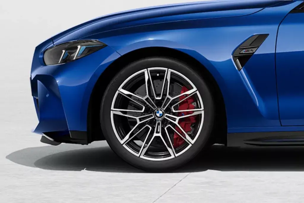 Vue avant dynamique de la BMW M4 sur route