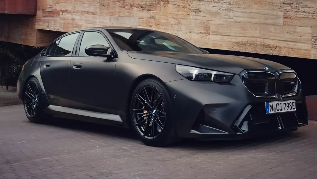 BMW M5 hybride rechargeable en mode électrique en ville