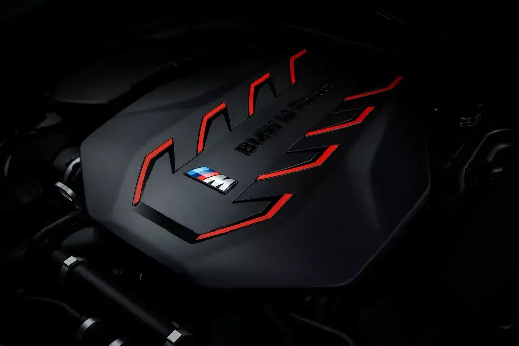 Vue avant de la BMW M5 hybride rechargeable sur route