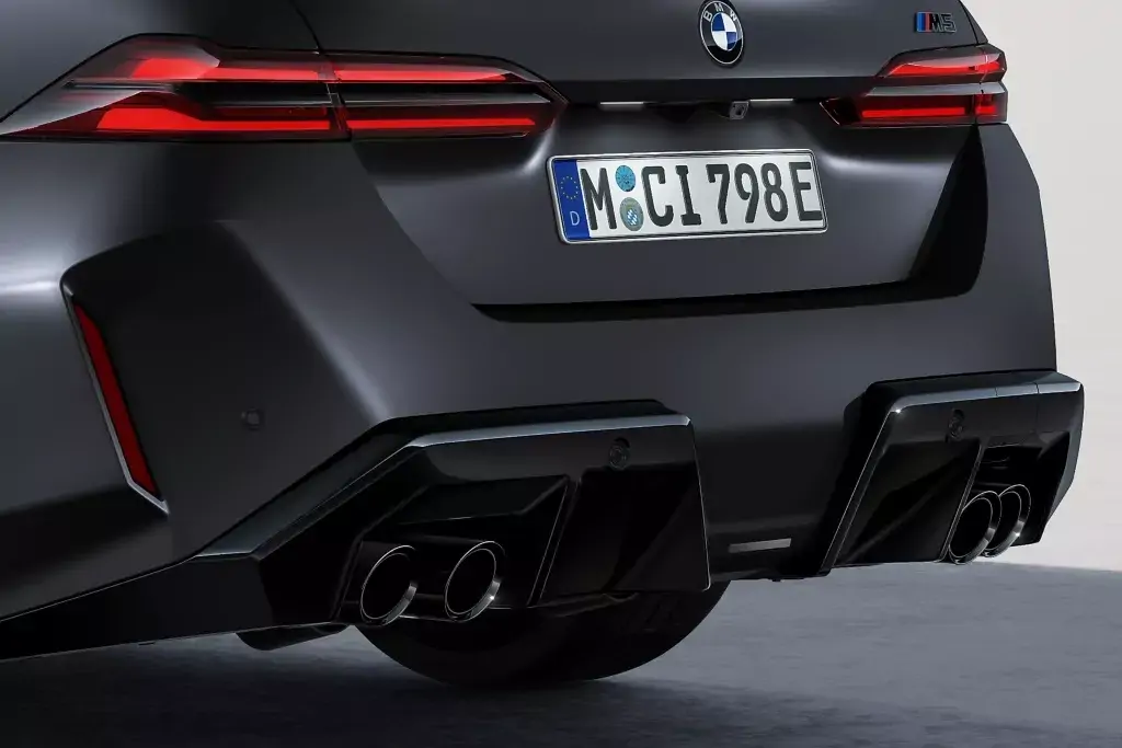 Vue arrière de la BMW M5 hybride rechargeable en mouvement