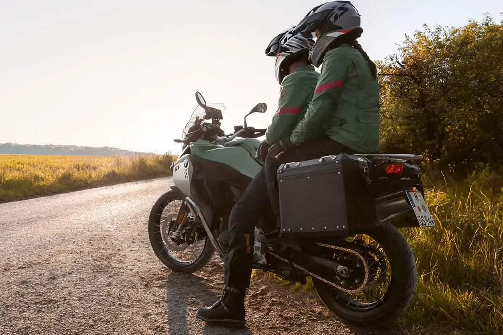 Vue latérale de la BMW F 900 GS Adventure en pleine nature