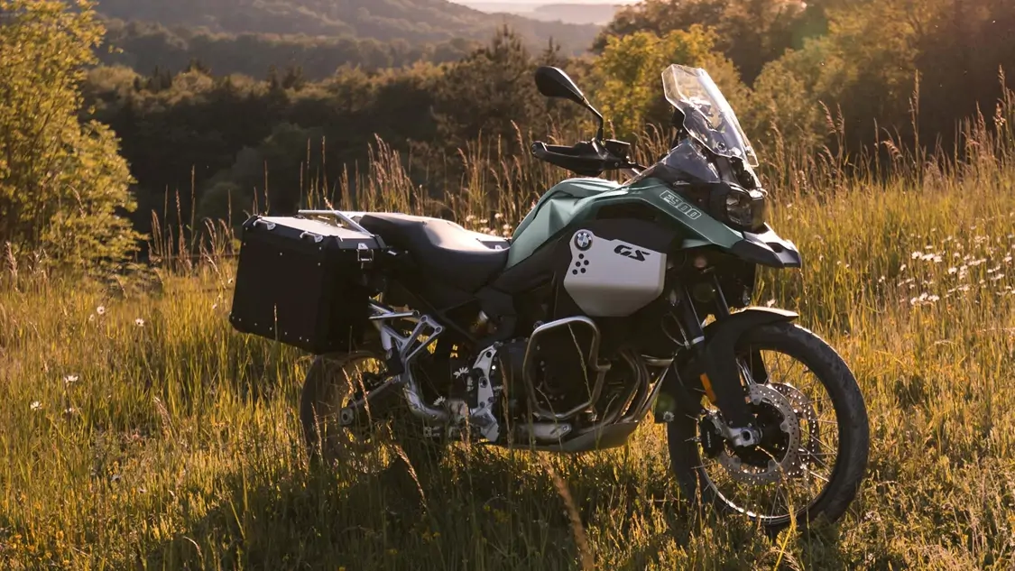 BMW F 900 GS Adventure équipée pour le voyage longue distance