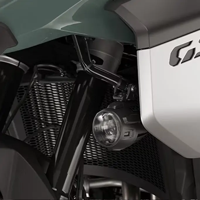 BMW F 900 GS Adventure sur un chemin off-road