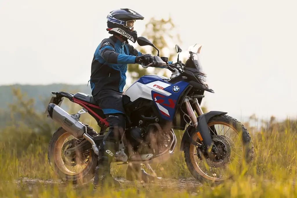 Vue latérale de la BMW F 900 GS sur route