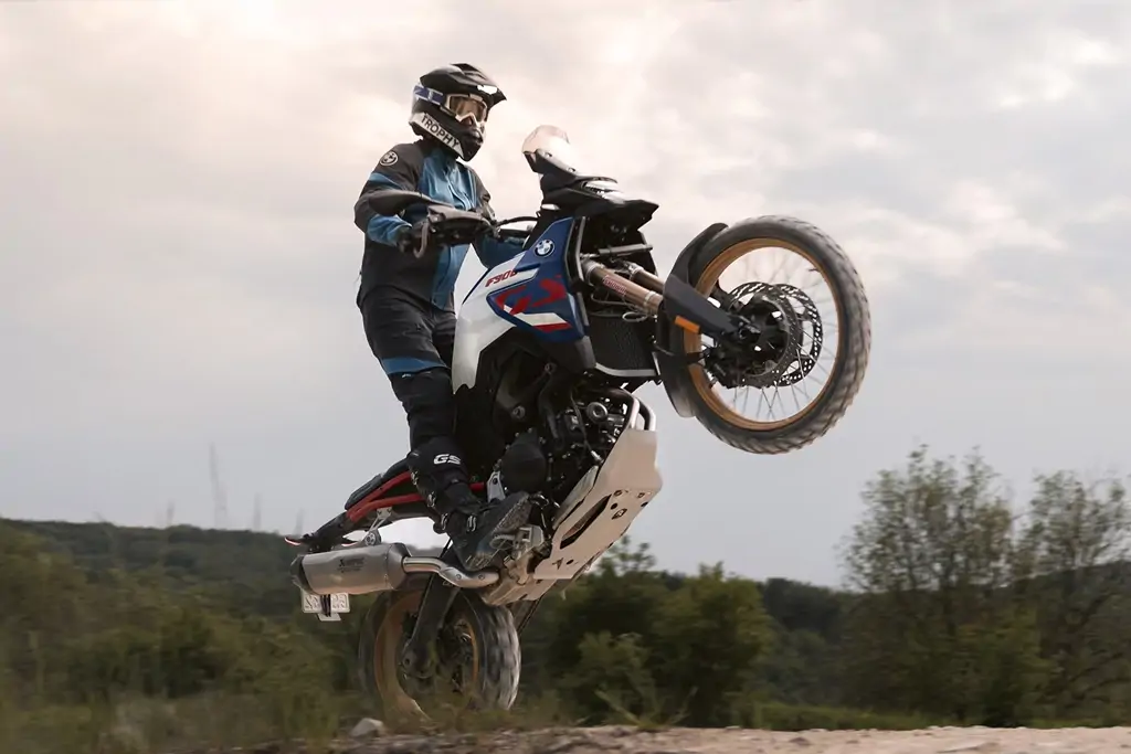 BMW F 900 GS en action sur chemin de terre