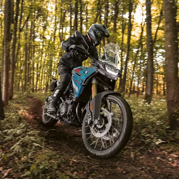 Détail du phare avant LED de la BMW F 900 GS