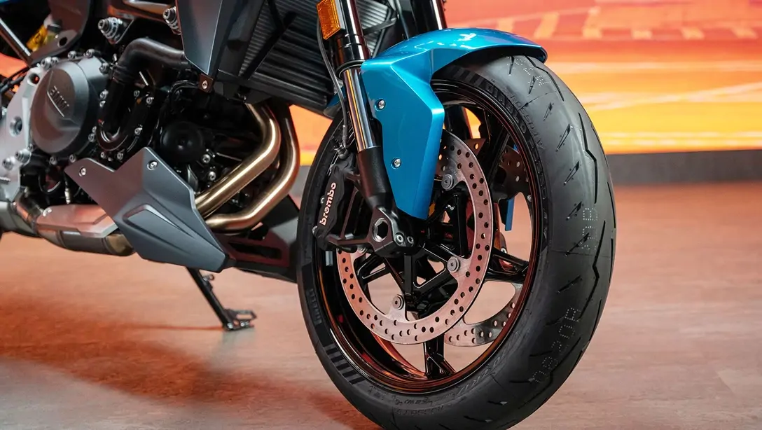 Vue arrière de la BMW F 900 R stationnée