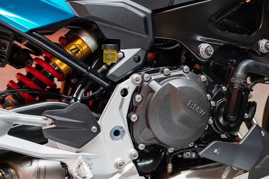 Vue latérale de la BMW F 900 R sur route