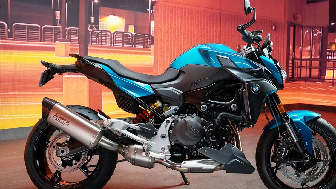 BMW F 900 R en action sur route sinueuse