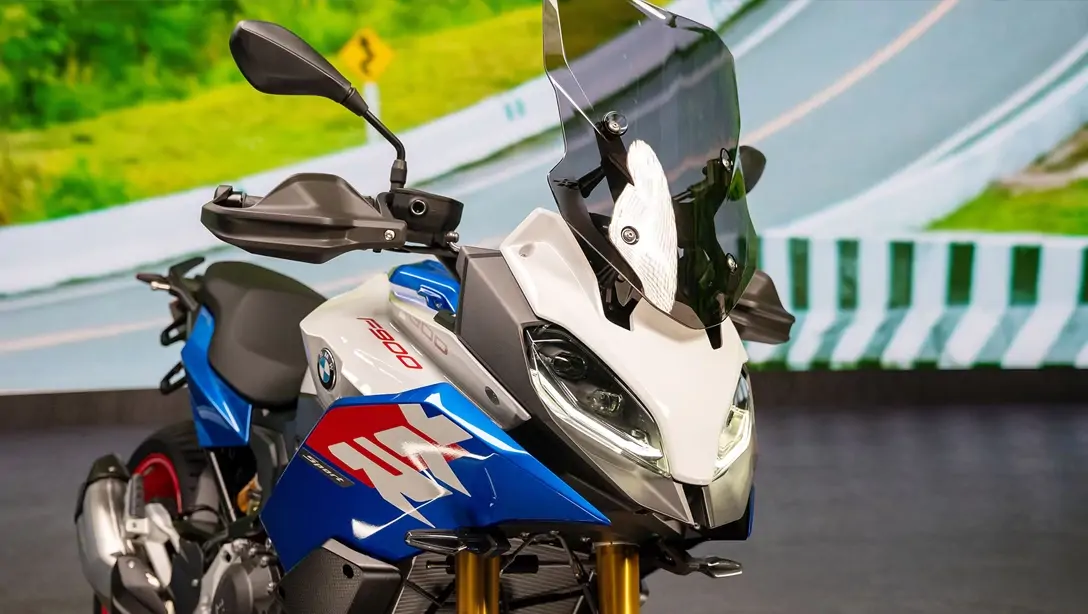 BMW F 900 XR stationnée devant un paysage urbain