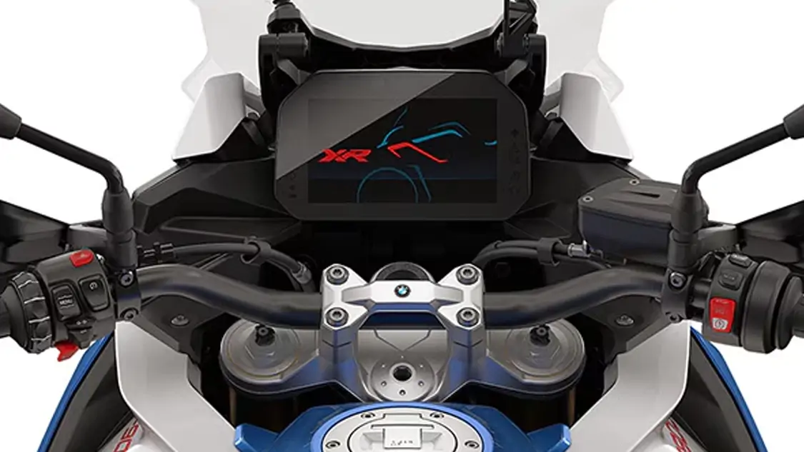 BMW F 900 XR en action sur une route sinueuse