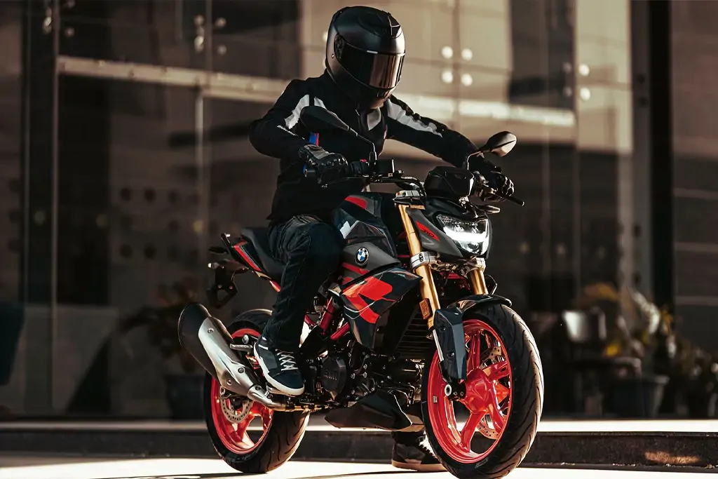 Vue latérale de la BMW G 310 R sur route urbaine