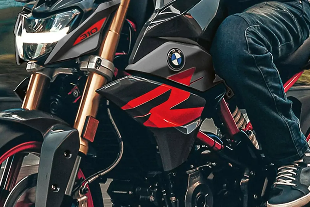 BMW G 310 R en stationnement devant un café
