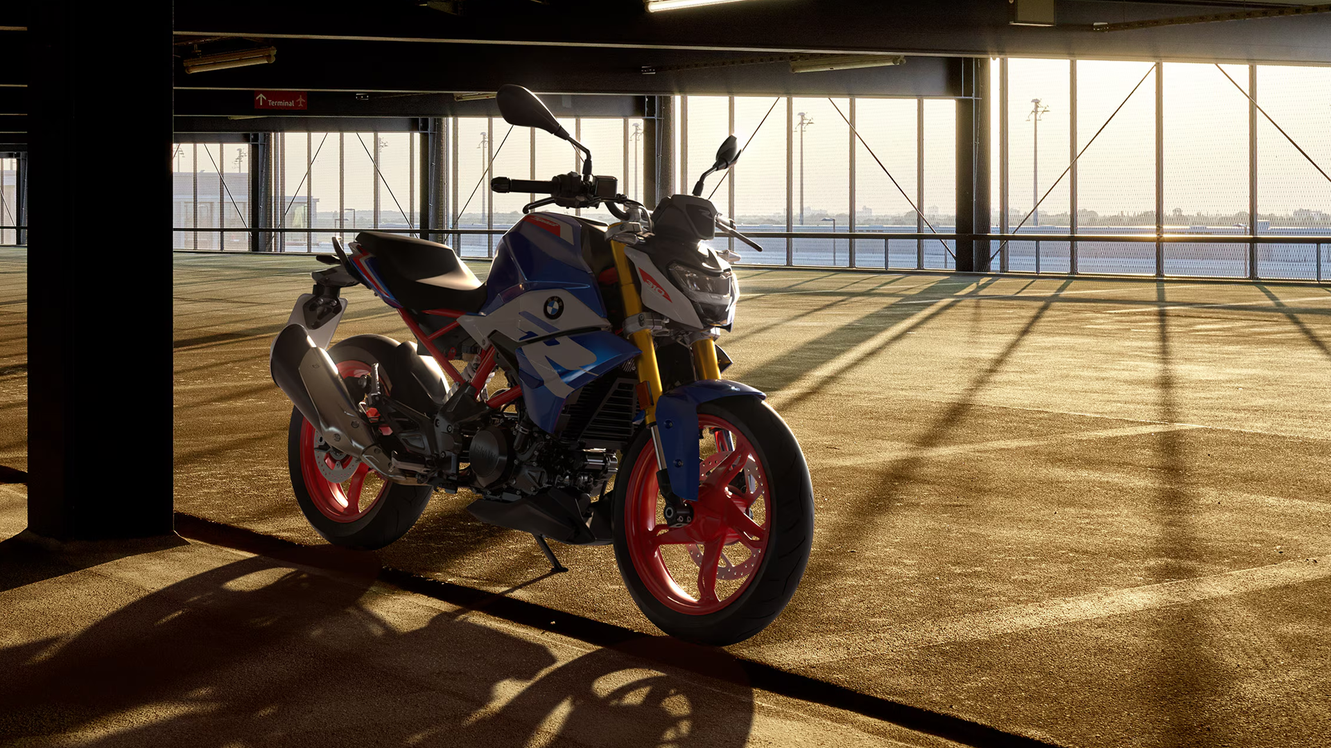 BMW G 310 R noire et bleue en action sur une avenue