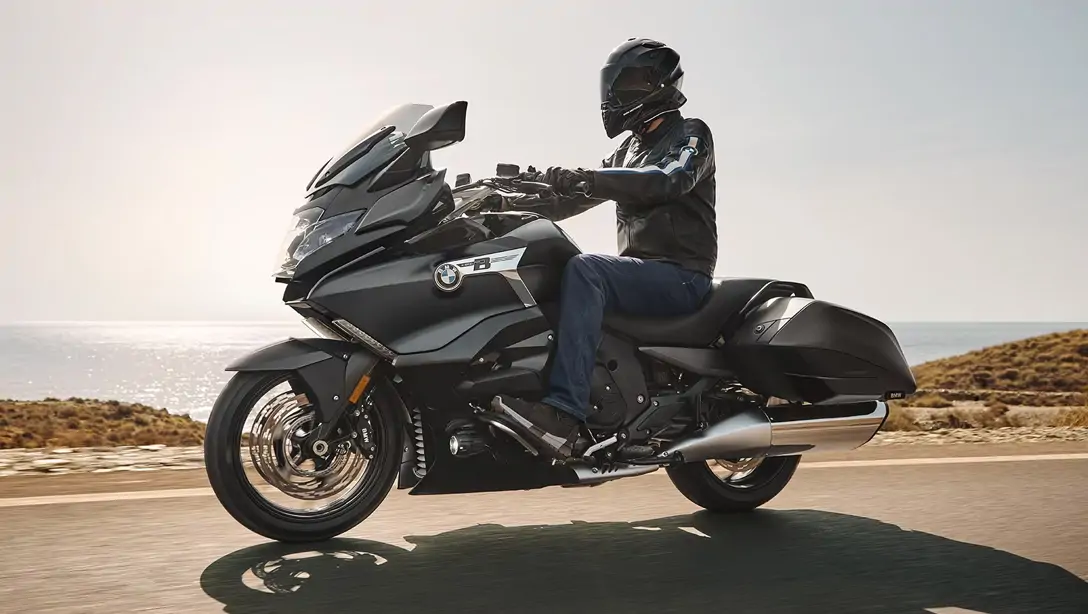BMW K 1600 B en mouvement sur une route sinueuse