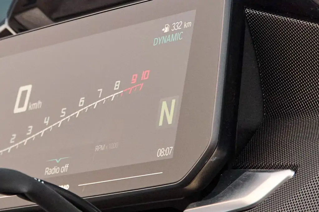 Vue latérale de la BMW K 1600 B sur route panoramique
