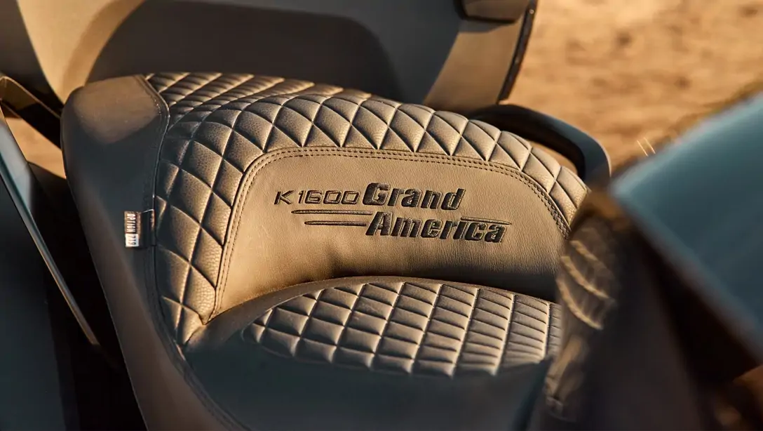 BMW K 1600 Grand America en conduite sur autoroute