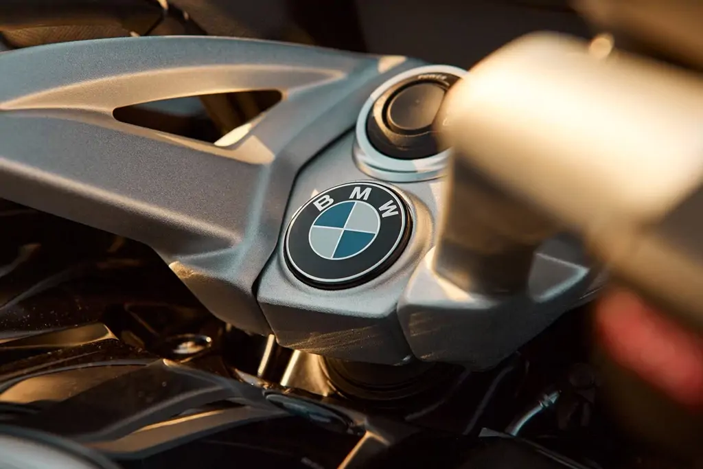 Vue latérale de la BMW K 1600 Grand America en stationnement