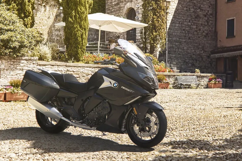 Vue latérale de la BMW K 1600 GT sur route