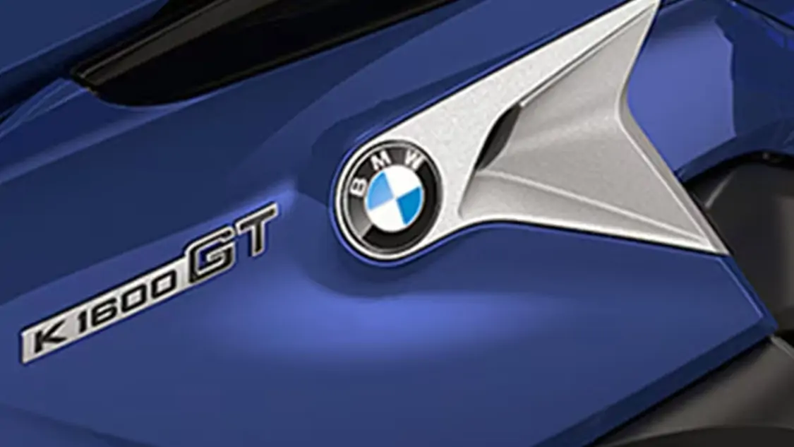 BMW K 1600 GT en stationnement avec valises de voyage