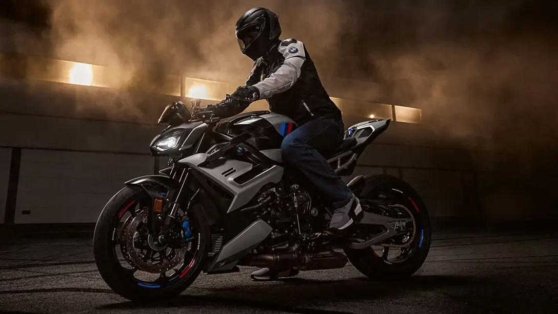 BMW M 1000 R stationnée, design et finitions sportives