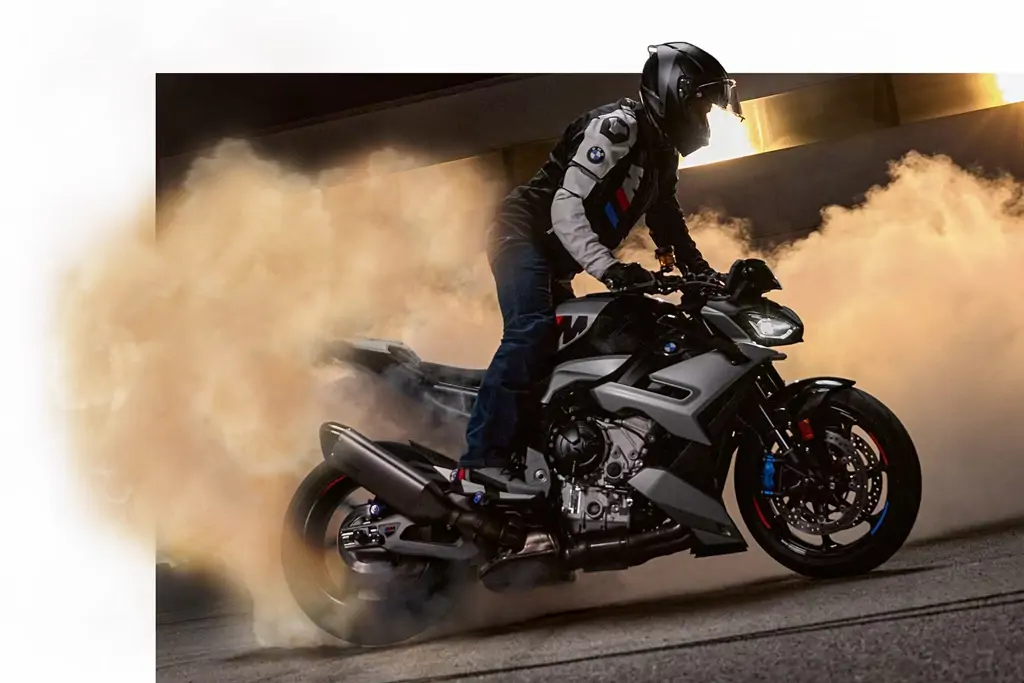 Vue latérale dynamique de la BMW M 1000 R sur route