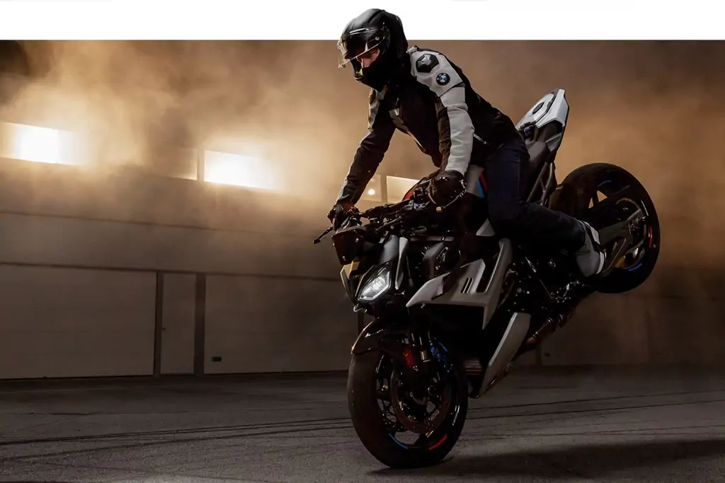 Détail du tableau de bord numérique de la BMW M 1000 R