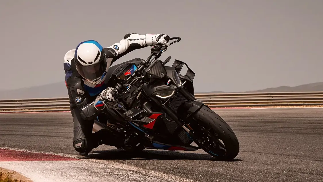 BMW M 1000 R en action sur circuit