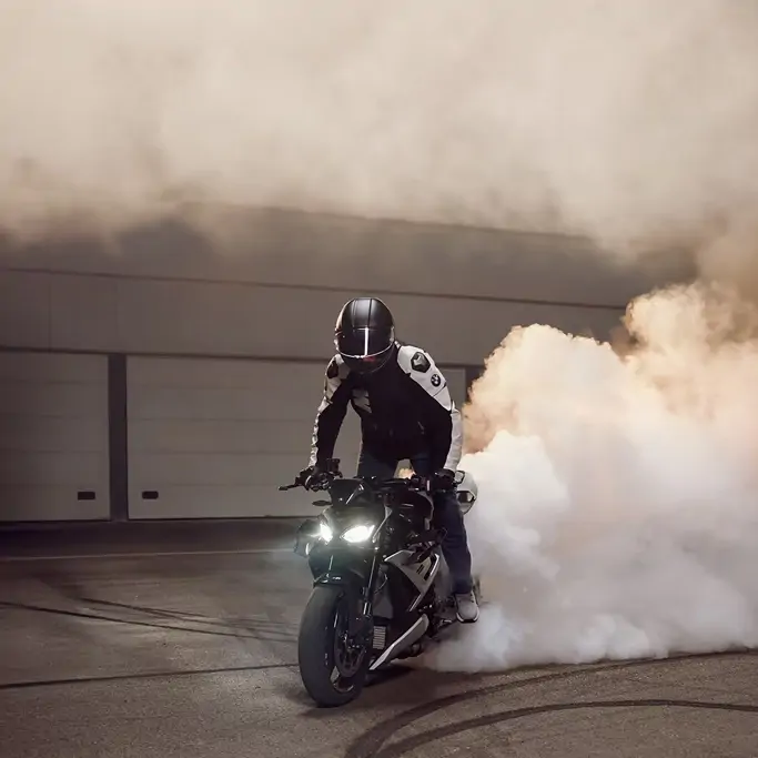 Vue arrière de la BMW M 1000 R mettant en avant l’échappement