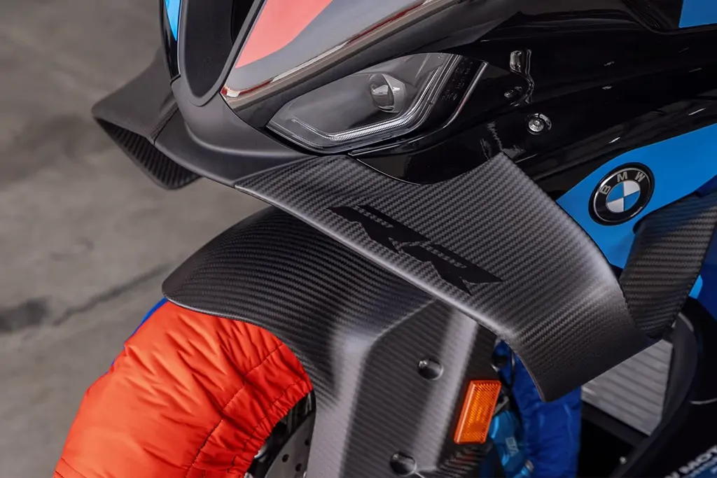 Vue avant dynamique de la BMW M 1000 RR sur circuit