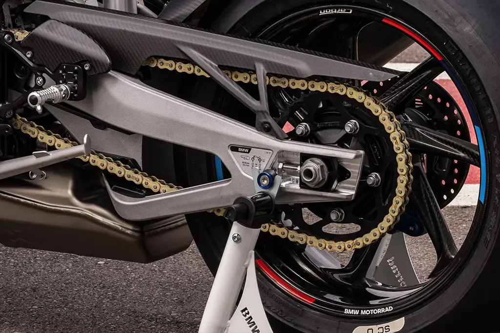 Détail du tableau de bord numérique de la BMW M 1000 RR