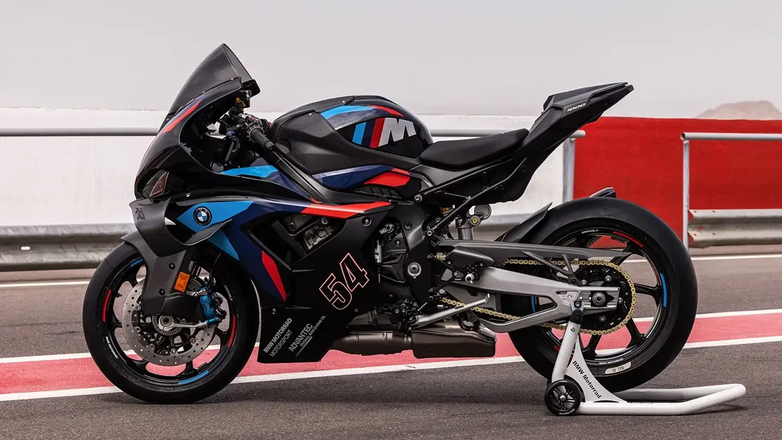 Profil latéral de la BMW M 1000 RR en pleine accélération