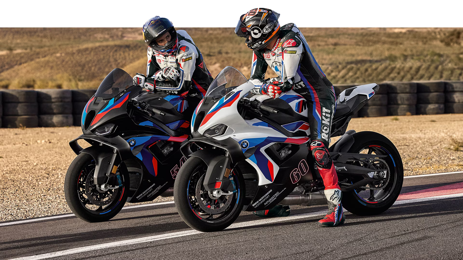 BMW M 1000 RR en action sur circuit, vue latérale