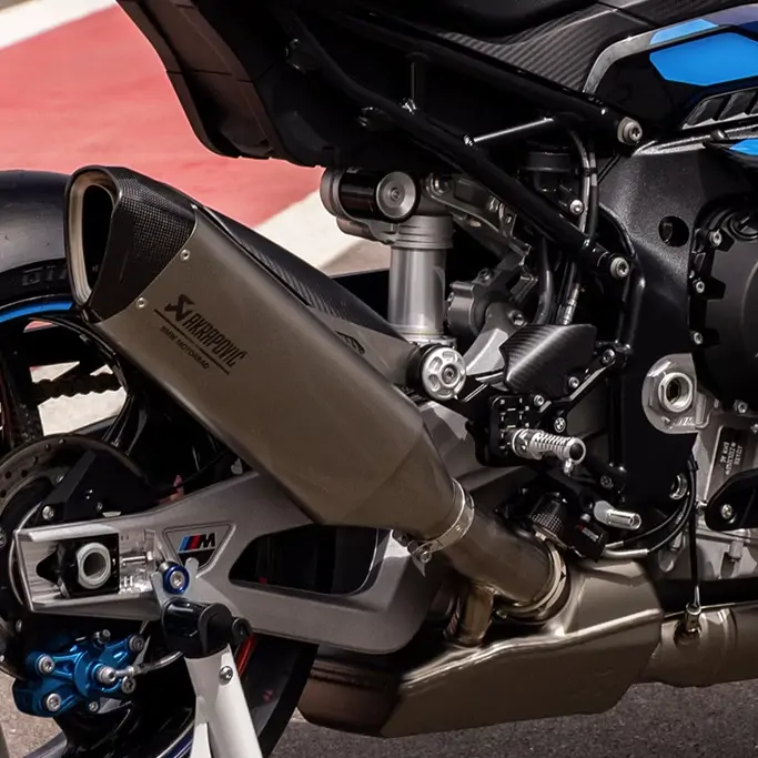 Vue arrière de la BMW M 1000 RR mettant en avant l’échappement