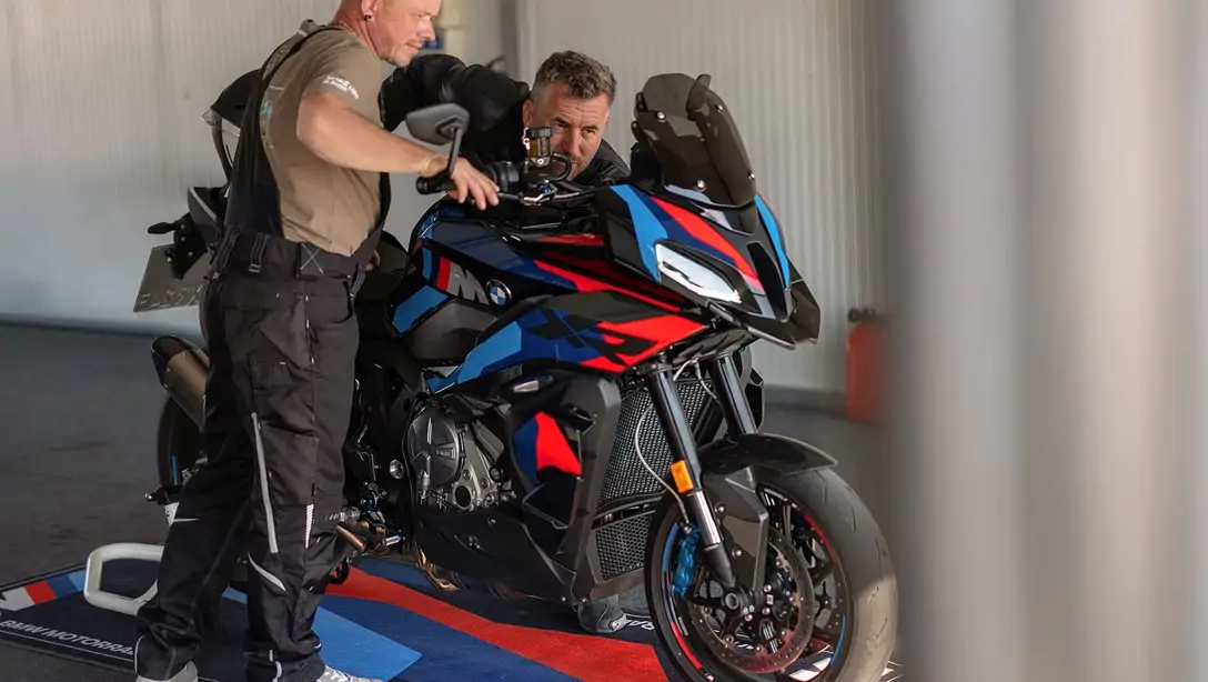Vue arrière de la BMW M 1000 XR en conduite