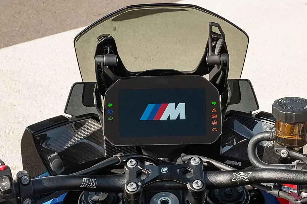 Vue latérale dynamique de la BMW M 1000 XR sur route