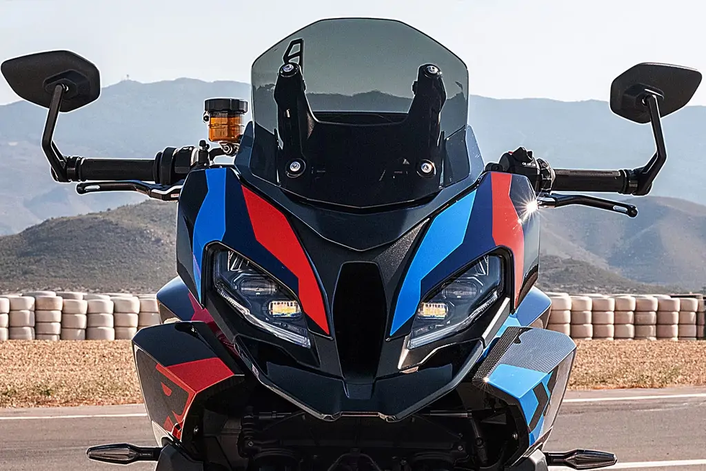 Tableau de bord numérique de la BMW M 1000 XR en gros plan