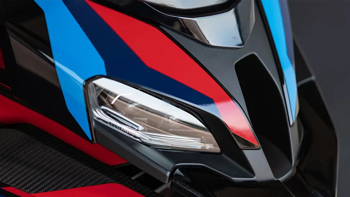 BMW M 1000 XR en action sur circuit